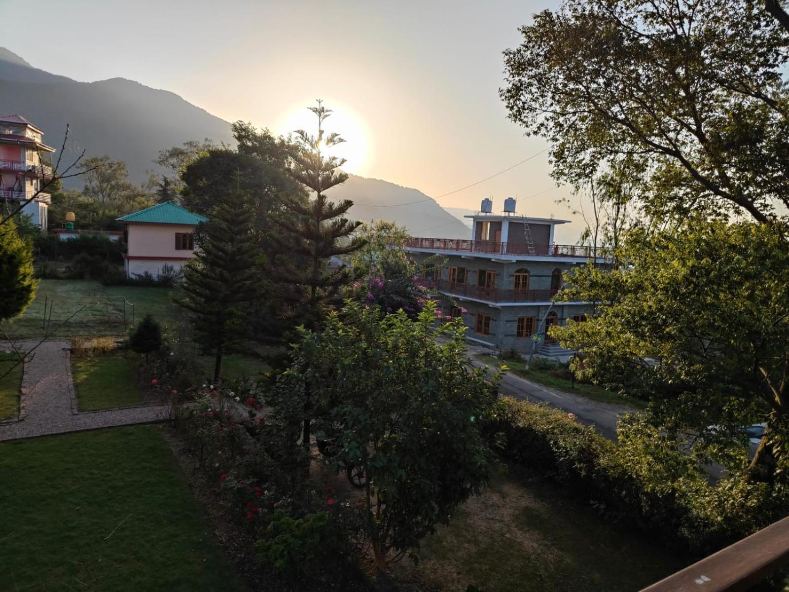 Aditya Homestay Bir-Billing Surrounded By Mountains 外观 照片